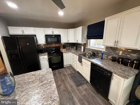 1121 Holmespun Dr, Pasadena, MD 21122 photo 4