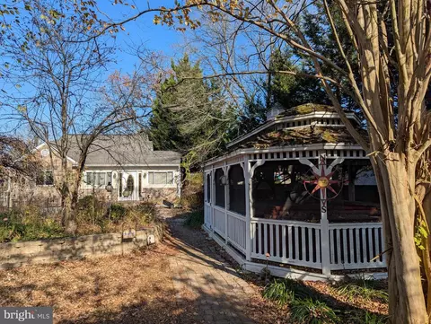 792 Powhatan Beach Rd, Pasadena, MD 21122 photo 3