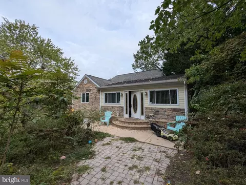 792 Powhatan Beach Rd, Pasadena, MD 21122 photo 2