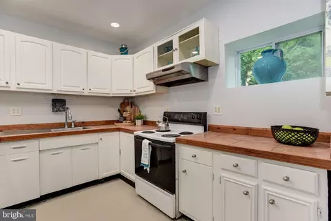 Kitchen - 3655 7th Ave, Edgewater, MD 21037 photo 3 of 3