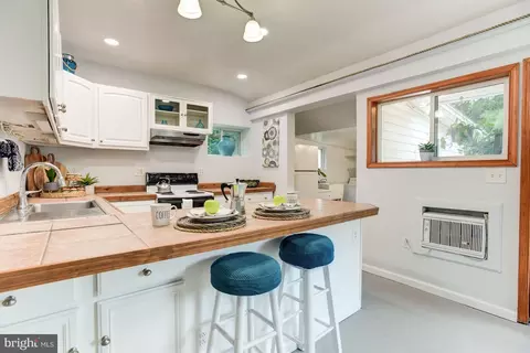 Kitchen - 3655 7th Ave, Edgewater, MD 21037 photo 2 of 3