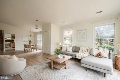Living - 528 Coover Rd, Annapolis, MD 21401 photo 2 of 2