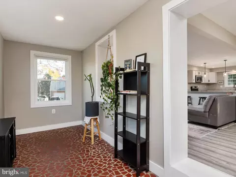 Entry Way - 2183 Lake Dr, Pasadena, MD 21122 photo 3 of 8