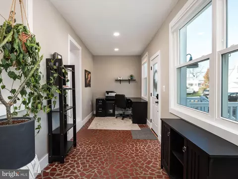 Entry Way - 2183 Lake Dr, Pasadena, MD 21122 photo 4 of 8