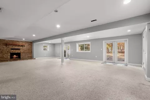 Living - 1700 Bayside Beach Rd, Pasadena, MD 21122 photo 9 of 10