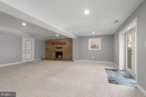Living - 1700 Bayside Beach Rd, Pasadena, MD 21122 photo 10 of 10