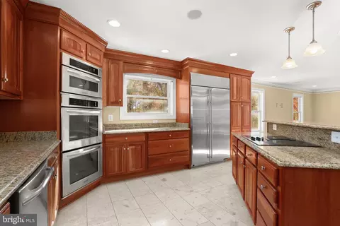 Kitchen - 1700 Bayside Beach Rd, Pasadena, MD 21122 photo 2 of 3