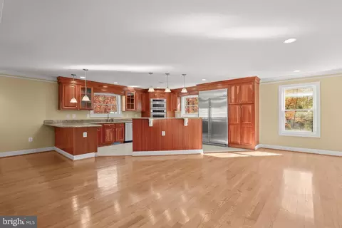 Living - 1700 Bayside Beach Rd, Pasadena, MD 21122 photo 4 of 10