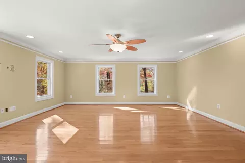 Living - 1700 Bayside Beach Rd, Pasadena, MD 21122 photo 7 of 10