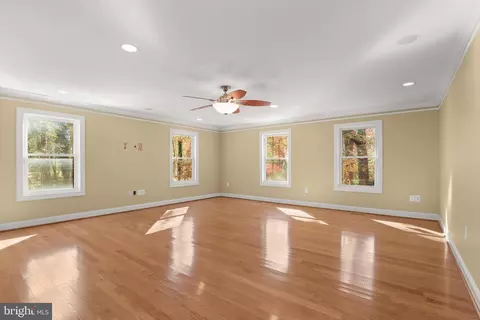 Living - 1700 Bayside Beach Rd, Pasadena, MD 21122 photo 5 of 10