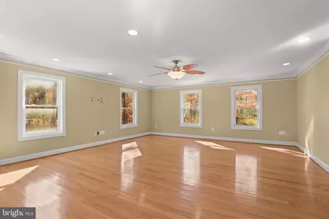 Living - 1700 Bayside Beach Rd, Pasadena, MD 21122 photo 6 of 10