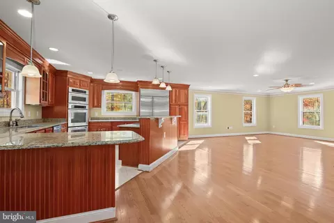 Living - 1700 Bayside Beach Rd, Pasadena, MD 21122 photo 3 of 10