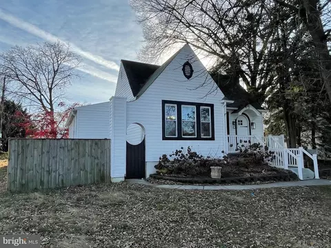 7 10th Ave, Brooklyn, MD 21225