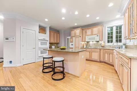Kitchen - 708 Pearson Point Pl, Annapolis, MD 21401 photo 8 of 10