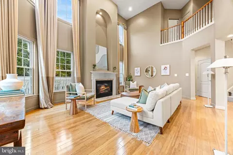 Living - 708 Pearson Point Pl, Annapolis, MD 21401 photo 2 of 6