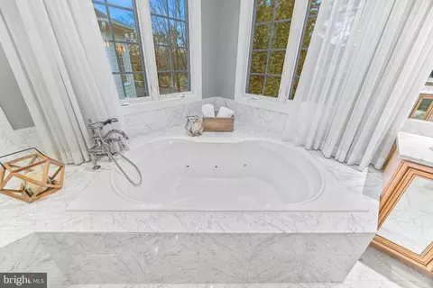 Bath - 708 Pearson Point Pl, Annapolis, MD 21401 photo 4 of 12