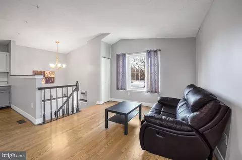 Entry Way - 2896 Gladnor Rd, Pasadena, MD 21122 photo 3 of 5