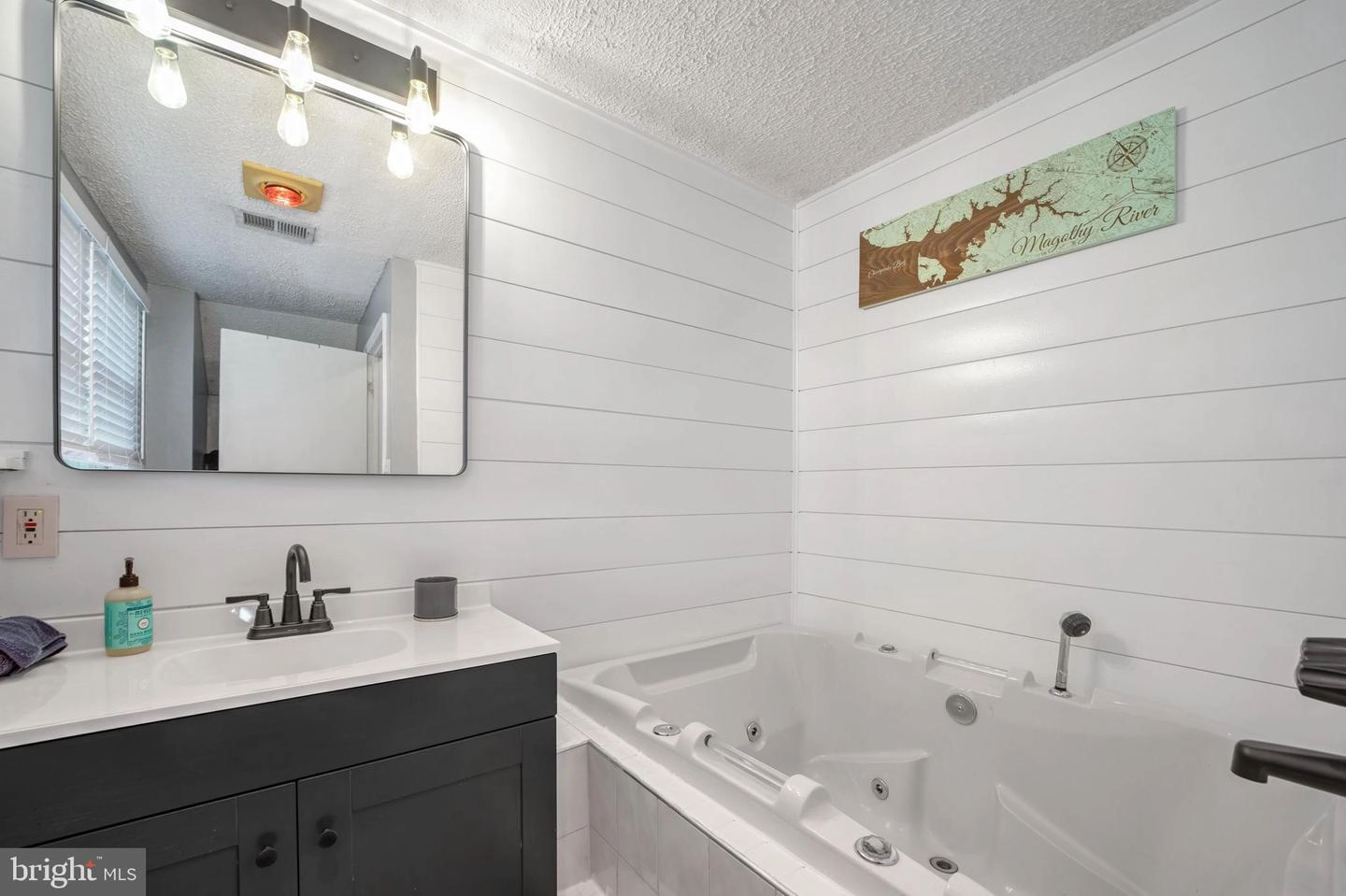 Bath - 2896 Gladnor Rd, Pasadena, MD 21122 photo 5 of 6