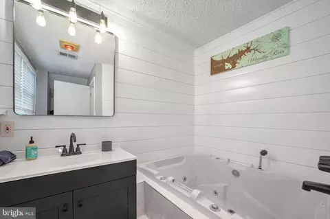 Bath - 2896 Gladnor Rd, Pasadena, MD 21122 photo 5 of 6