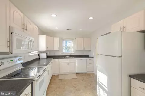 Kitchen - 2760 Riverview Dr, Riva, MD 21140 photo 2 of 3
