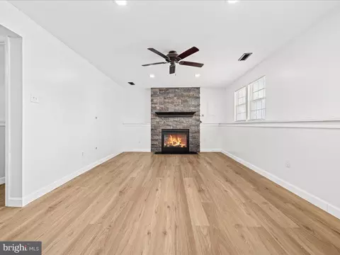 Living - 814 Vacation Dr, Odenton, MD 21113 photo 4 of 5