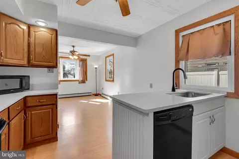 Kitchen - 4 Spring Knoll Dr, Pasadena, MD 21122 photo 3 of 4