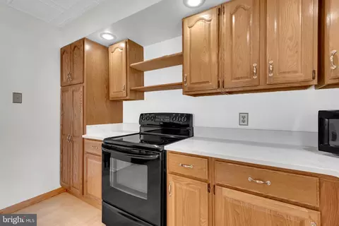 Kitchen - 4 Spring Knoll Dr, Pasadena, MD 21122 photo 2 of 4