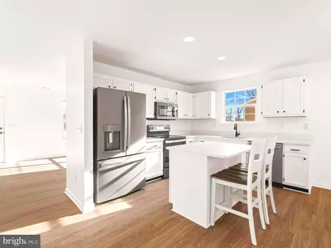 Kitchen - 196 Circle Rd, Pasadena, MD 21122 photo 3 of 5