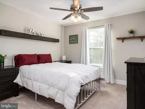 Bedroom - 221 Lakeview Ave, Edgewater, MD 21037 photo 3 of 4