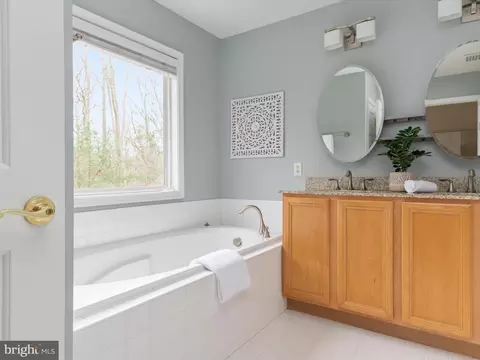 Bath - 857 Thicket Ct, Odenton, MD 21113 photo 3 of 5