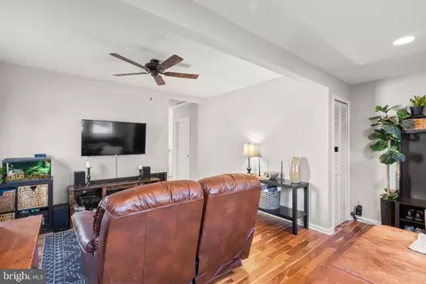 Entry Way - 7737 W Shore Rd, Pasadena, MD 21122 photo 1 of 3