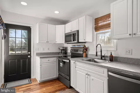 Kitchen - 7737 W Shore Rd, Pasadena, MD 21122 photo 2 of 2