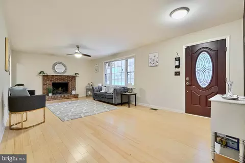 542 Williamsburg Ln, Odenton, MD 21113 photo 6