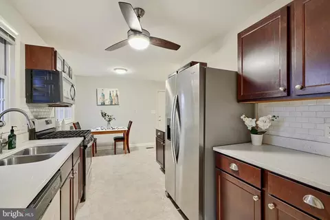 542 Williamsburg Ln, Odenton, MD 21113 photo 13