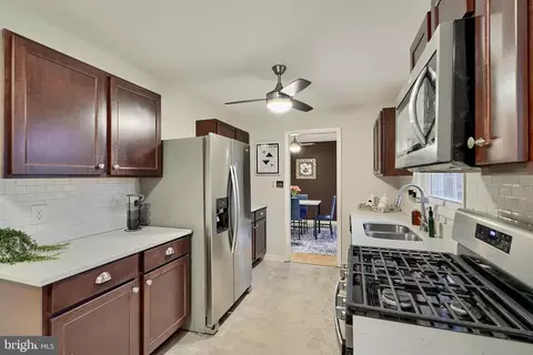 542 Williamsburg Ln, Odenton, MD 21113 photo 3