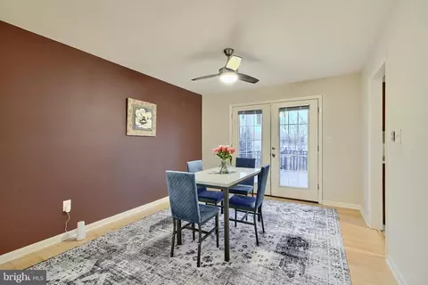 542 Williamsburg Ln, Odenton, MD 21113 photo 4