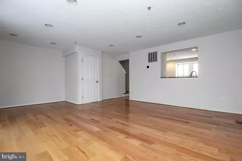 Living - 1206 Quaker Ridge Dr, Arnold, MD 21012 photo 2 of 4