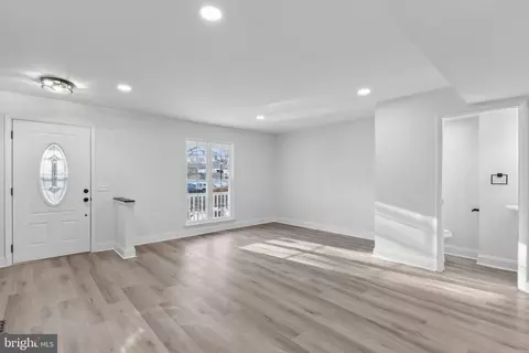 Entry Way - 8533 Skipjack Pl, Pasadena, MD 21122 photo 4 of 9