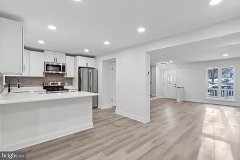 Entry Way - 8533 Skipjack Pl, Pasadena, MD 21122 photo 6 of 9