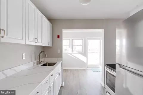 Entry Way - 303 Maple Ave, Edgewater, MD 21037 photo 5 of 13
