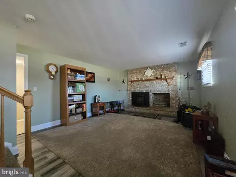 Living - 9 Montrose Rd, Pasadena, MD 21122 photo 3 of 4