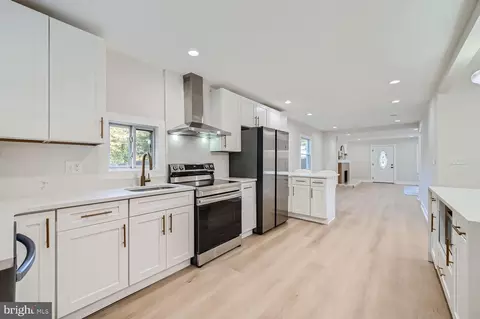 Kitchen - 347 Bar Harbor Rd, Pasadena, MD 21122 photo 2 of 4