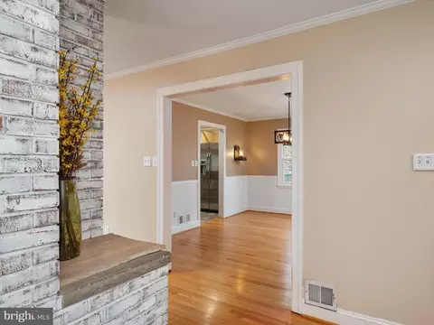 Entry Way - 490 Edgewater Rd, Pasadena, MD 21122 photo 2 of 3