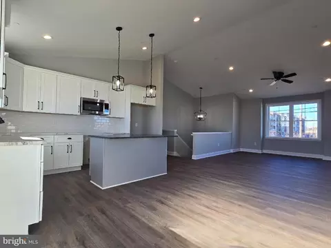 3 Hammonds Ln, Brooklyn Park, MD 21225 photo 2