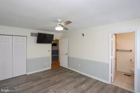 Entry Way - 967 Beechwood Ave, Pasadena, MD 21122 photo 4 of 6