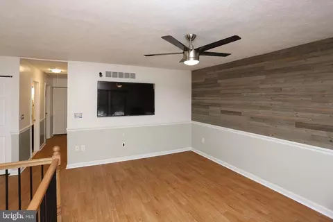 Living - 967 Beechwood Ave, Pasadena, MD 21122 photo 2 of 4