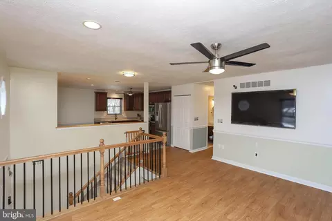 Entry Way - 967 Beechwood Ave, Pasadena, MD 21122 photo 2 of 6