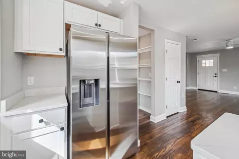 Entry Way - 201 W Riverview Rd, Brooklyn, MD 21225 photo 1 of 11