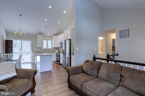 Entry Way - 251 11th St, Pasadena, MD 21122 photo 1 of 8