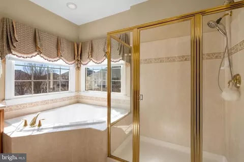 Bath - 747 Pearson Point Pl, Annapolis, MD 21401 photo 2 of 5